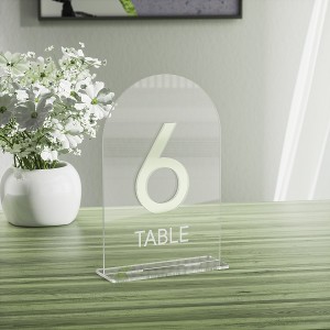 Support en acrylique sur la table pour les célébrations de mariage