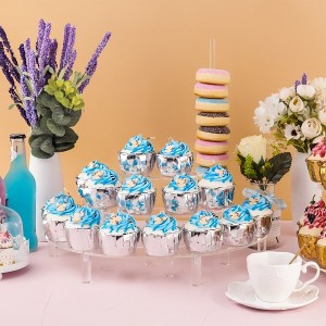 Sur un comptoir de cuisine, l'organisateur de desserts en acrylique à plusieurs niveaux contient une variété de friandises sucrées